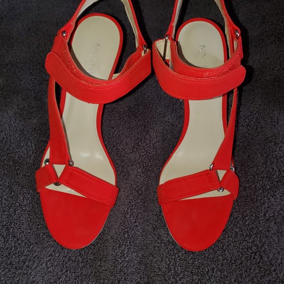 Heels - Picture 2 of 3